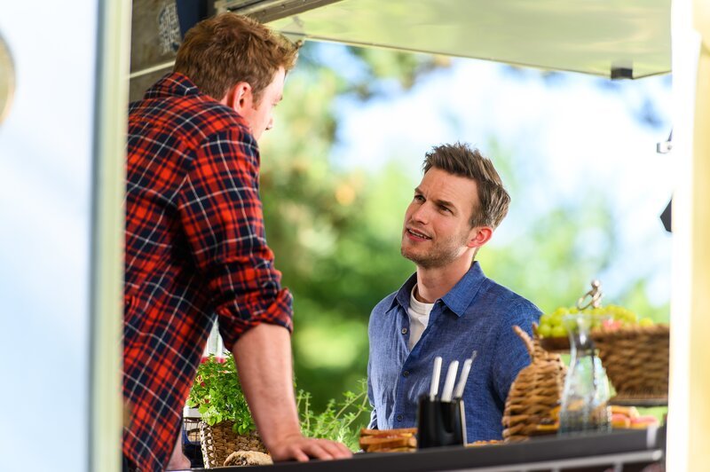 Von links: Ron Berger (Moritz von Zeddelmann), Dr. Paul Eckart (Florian Frowein) – Bild: Julia Feldhagen /​ ZDF und Julia Feldhagen