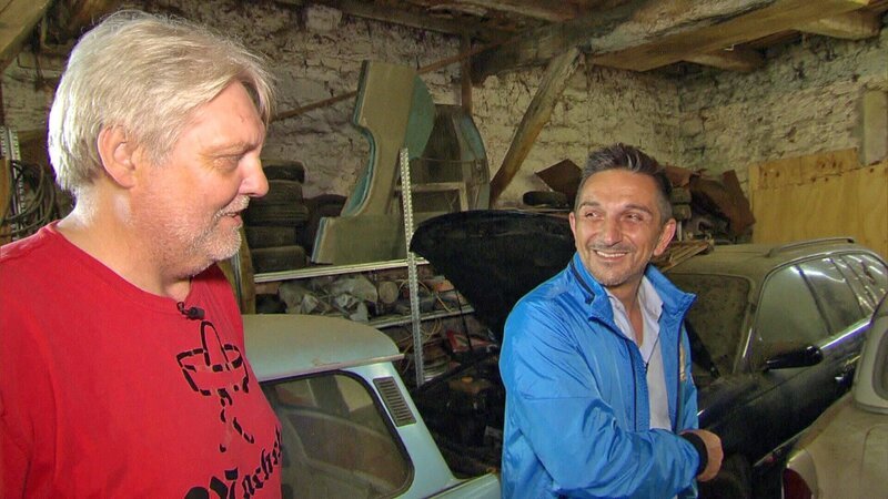 Trödelexperte Mauro Corradino (re.) hilft Rainer seinen geliebten Bauernhof endgültig zu räumen. – Bild: RTL 2