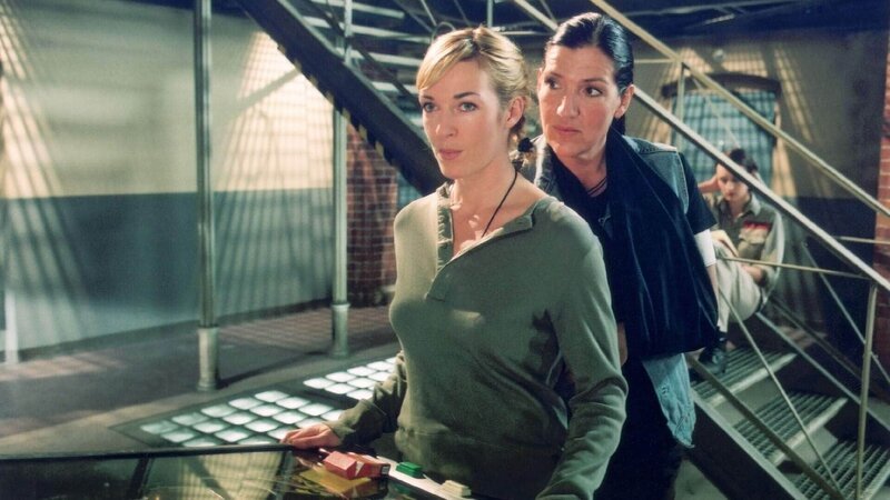 Walter (Katy Karrenbauer, re.) ahnt nicht, dass Ines (Freya Trampert) sie umbringen wollte. Sie hält Ines ganz im Gegenteil für ihre Retterin und verliebt sich immer mehr in sie … – Bild: MG RTL D /​ Kathrin Knoke