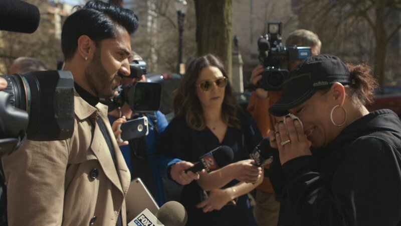 Der Prozess um den Tod vor Larnell Bruce erfährt große mediale Aufmerksamkeit: eine belastende Situation für die Angehörigen. – Bild: ZDF und Expectation Entertainment