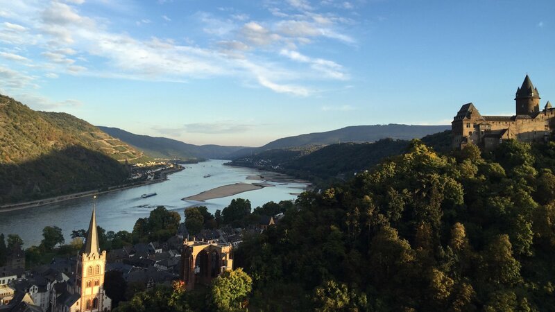 Von der Höhe bei Bacharach blickt man in das romantische Mittelrheintal. – Bild: ZDF und arte/​Bilderfest/​Christian Stiefenhofer