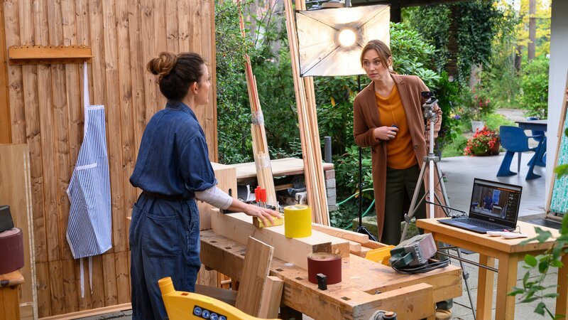 Sandra Schütte (Judith Sehrbrock, l.) gerät ins Visier der SOKO Wismar und Hauptkommissarin Karoline Joost (Nike Fuhrmann, r.). Ihr geschiedener und jetzt toter Ex-Mann wollte sie aus dem Haus klagen, das sie allein mit viel Liebe ausgebaut hat. Dort lebt seit kurzem auch wieder ihr gemeinsamer Sohn, Niels Schütte, der in großen finanziellen Schwierigkeiten steckt. Das Erbe könnte er gut gebrauchen. – Bild: ZDF /​ Meyerbroeker