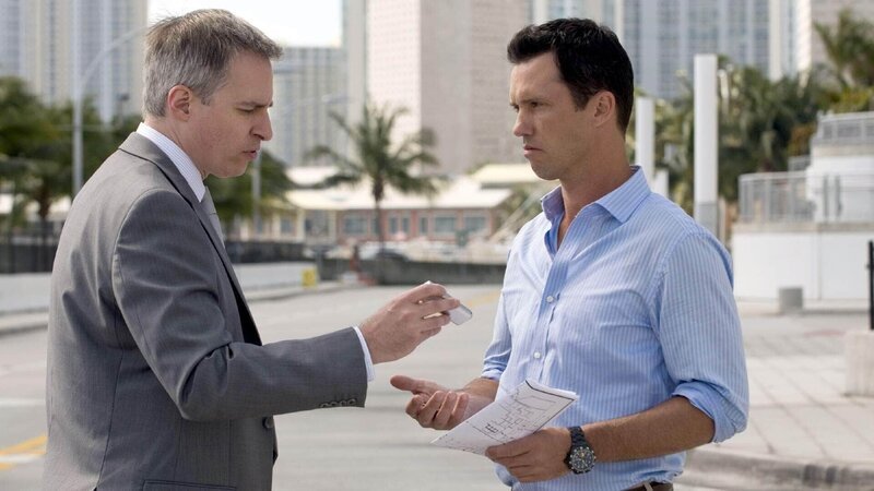 Michael (Jeffrey Donovan, r.) wird zu einem rätselhaften Meeting gerufen, dort trifft er seinen alten Rivalen Tyler Brennen (Jay Karnes). – Bild: RTL /​ 20th Century Fox