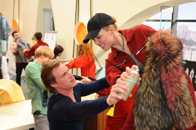 Obwohl Paule (Wanda Worch, r.) das Imperium mit Anti-Pelzaktivisten stürmt, ist Bruno versöhnungsbereit. Tom (Patrick Kalupa, l.) ist empört. Und dann völlig vor den Kopf gestoßen als Bruno ihm den Geschäftsführerposten absprechen möchte …. – Bild: Oliver Ziebe