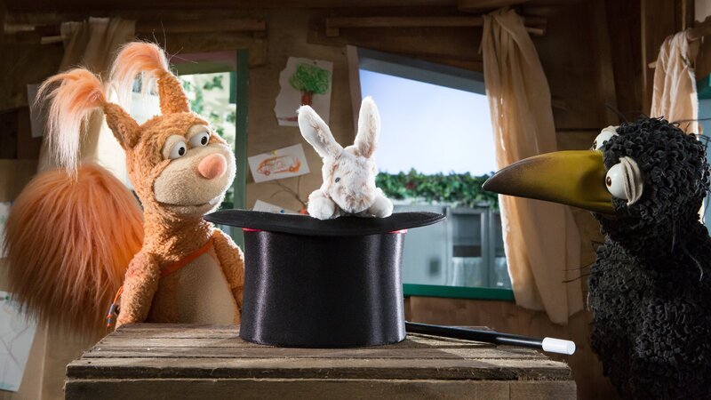 Heimlich haben sich Ella (Anna Menzel) und Rudi (Lennart Morgenstern) Vampis Zauberhut ausgeliehen. Der Kaninchentrick hat sogar funktioniert! – Bild: ZDF und Zia Ziarno