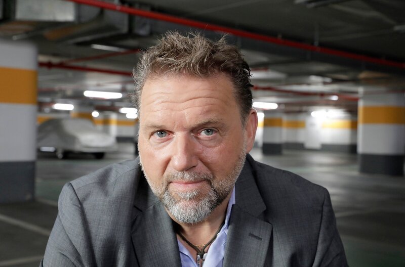 Michael Will ist ehemaliger Leiter der Abteilung Kfz-Kriminalität bei der Berliner Polizei und Teamleiter für die Bekämpfung der Organisierten Eigentumskriminalität bei Europol. – Bild: SWR/​Frisbeefilms/​Jürgen Rehberg