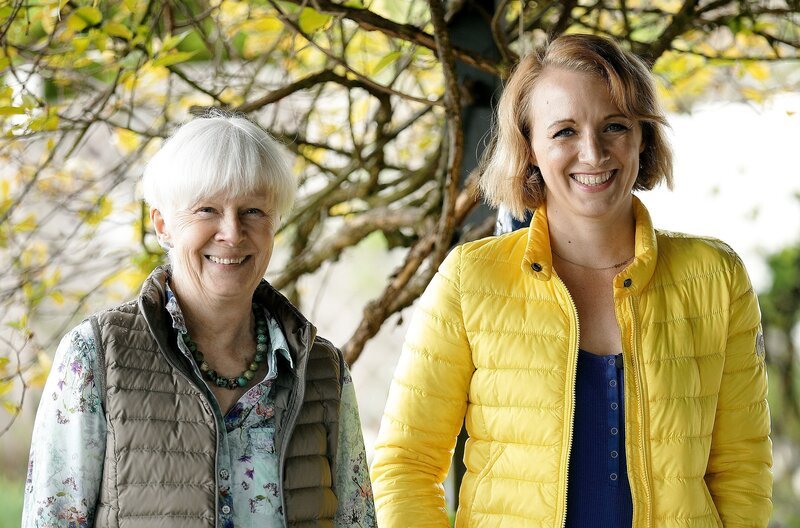 Anna Lena Dörr (re.) und Waltraud Feuerpfeil (li.). – Bild: SWR/​Thomas Keck