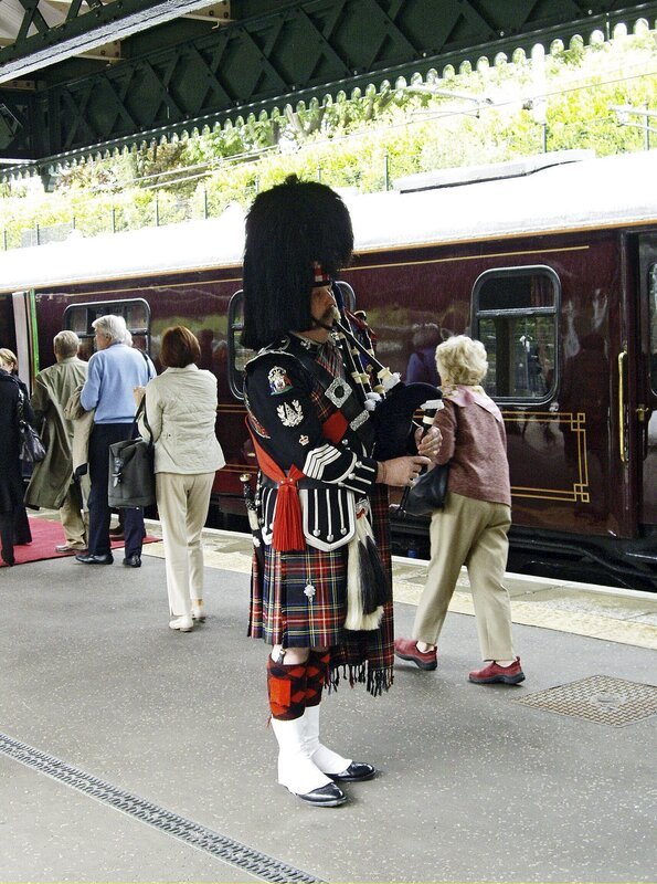 Stilechte Begrüßung der Fahrgäste in Edinburgh Waverley Station. – Bild: SWR/​Alexander Schweitzer