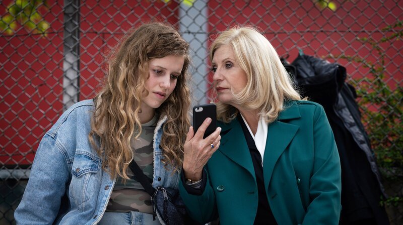 Isa von Brede zeigt Anneli Herrmann, der Freundin des Angeklagten, ein Foto auf dem Handy. – Bild: Georges Pauly