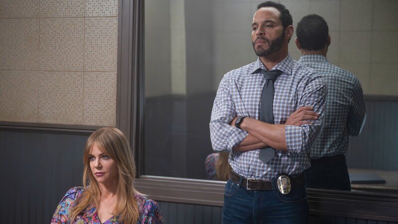 Im Verhörraum: Daniel Sunjata als Adam Karadec, Kaitlin Olson als Morgan Gillory – Bild: SRF/​Disney