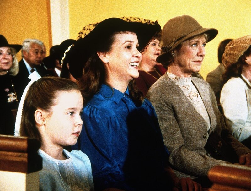 Marsha (Coleen Maloney, 2.v.l.), mit ihrer Tochter Amy (Natalie Gregory, l.), ist glücklich, daß sich ihr Vater mit ihr versöhnt hat. – Bild: Worldvision Enterprises, Inc.