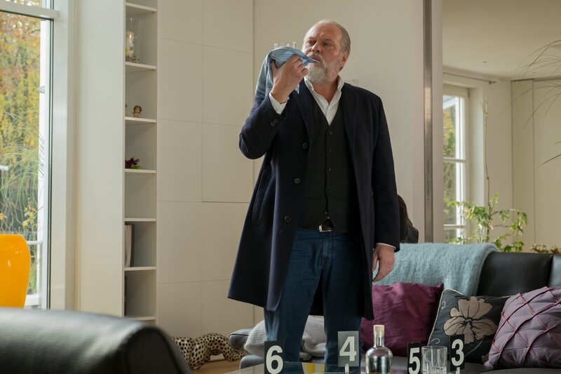 Am Tatort findet Hauptkommissar Richard Voss (Jan-Gregor Kremp) Hinweise dafür, dass das Opfer seinen Mörder kannte. – Bild: Erika Hauri /​ ZDF