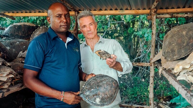 Hannes Jaenicke mit dem Leiter des Kenya Wildlife Service im Watamu Meeresnationalpark, Dadley Tsiganyiu. – Bild: phoenix/​ZDF/​Moritz Geiger