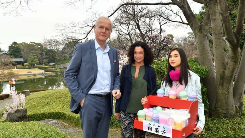 Bevor Oskar Schifferle (Harald Schmidt, l. ) zusammen mit Hanna Liebhold (Barbara Wussow, M.) wieder an Bord muss, sucht er Miko (Julia Strowski, r.) auf. Sie hatte ihn aus seiner prekären Lage am Vortag gerettet. – Bild: ZDF und Dirk Bartling