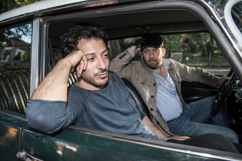 Christian (r.) wird von seiner Freundin gezwungen, sein Sperma untersuchen zu lassen. Als es endlich geklappt hat, verliert Jerk-Kumpel Fahri (l.) das Sperma seines Freundes. Jetzt müssen die beiden wohl nochmal ran … – Bild: maxdome /​ ProSieben