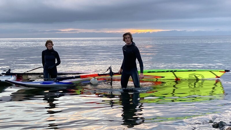Windsurfen ist an der Westküste Schwedens ein beliebter Wintersport. Moderatorin Lena Ganschow (l.) hat es mit Surfer Filip Rentschler (r.) ausprobiert. – Bild: ZDF und Martina Schönfeld