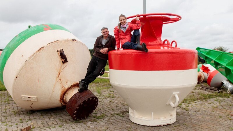 Checkerin Marina findet heraus, wofür wir Seefahrtszeichen benötigen. – Bild: BR/​megaherz gmbh/​Fritz Schönegger