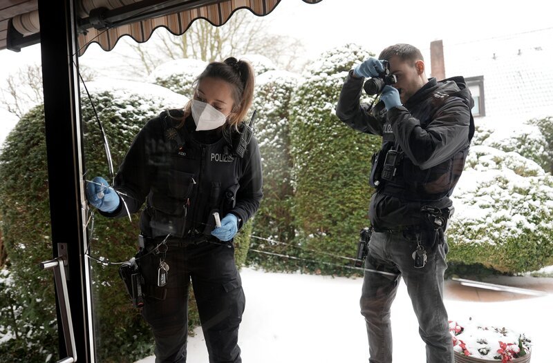 Finja Petzold vom Kriminaldauerdienst muss bei der Spurensuche auf jedes Detail achten. – Bild: NDR