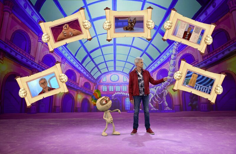 Thomas Brezina und Ramfetz mit den Gegenständen, deren Echtheit diesmal auf dem Prüfstand steht: Sonnenbrille aus Haaren, Riesenfaultier, Hunde-Uhr, Beethovens Fensterläden, Badeanzug aus Holz. – Bild: ORF 1