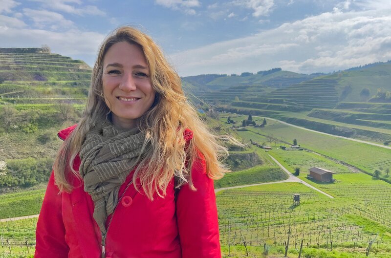 Geboren aus dem Feuer des Erdinneren. Die fruchtbaren Felder im Kaiserstuhl verdanken ihren Reichtum längst vergessenen Vulkanen. Deutschland war ein Vulkanland. Jasmina Neudecker folgt der Spur des Feuers. Drohen neue Ausbrüche? – Bild: phoenix/​ZDF/​Stephan Arapovic