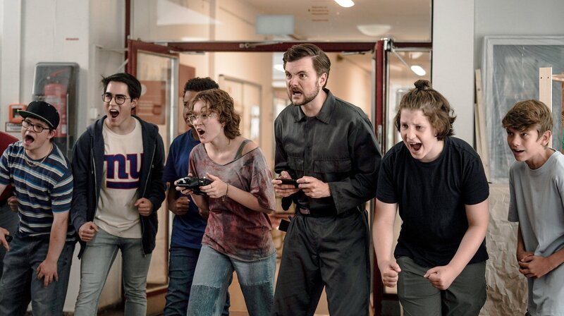 Der Kampf ist eröffnet! Stimpel (Phil Laude), Annika (Mathilda Smidt), Robert (Tim Valerian Alberti, ganz links) und der Rest der AG legen los. – Bild: SWR/​DCM Pictures/​Clara Marnette