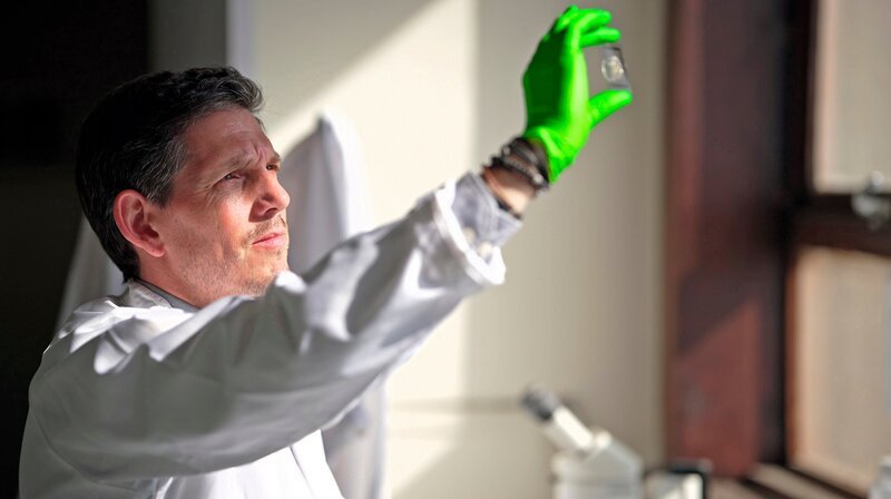 Wie genau das menschliche Gehirn wirklich funktioniert, verstehen Fachleute und Forschende weltweit nach wie vor nur ansatzweise. In Marseille versucht der Neurowissenschaftler Maxim Cazorla das komplexe Denkorgan zu entschlüsseln. – Bild: SWR/​Docuvista Filmproduktion/​Steffen Bohnert