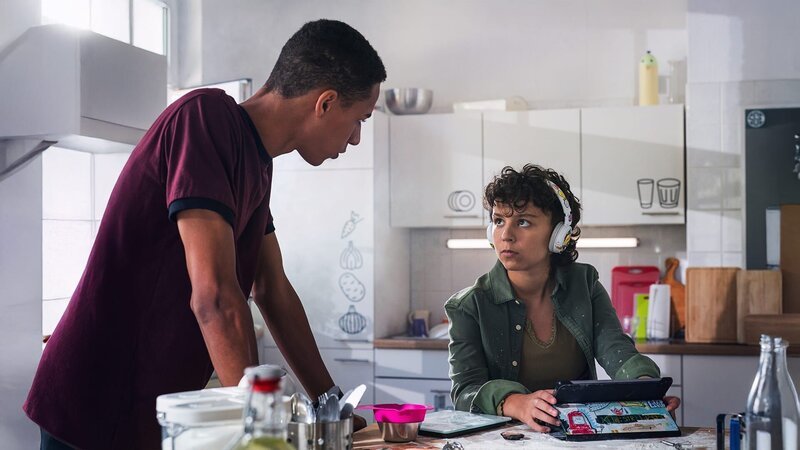 Tahmina (Janisa Glasow, rechts) und Malik (Jonathan Vöhringer, links) backen zusammen Kekse. – Bild: MDR/​Thomas Dietze