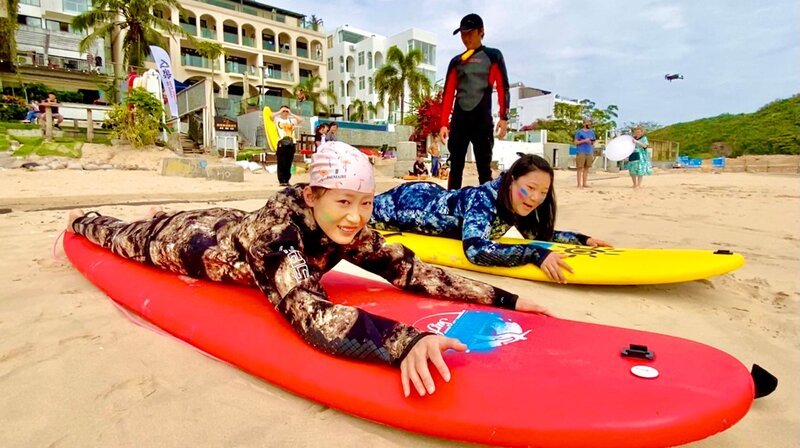 Alles will gelernt sein. Surftouristen in Houhai auf Hainan. – Bild: ZDF und NDR/​Daniel Satra