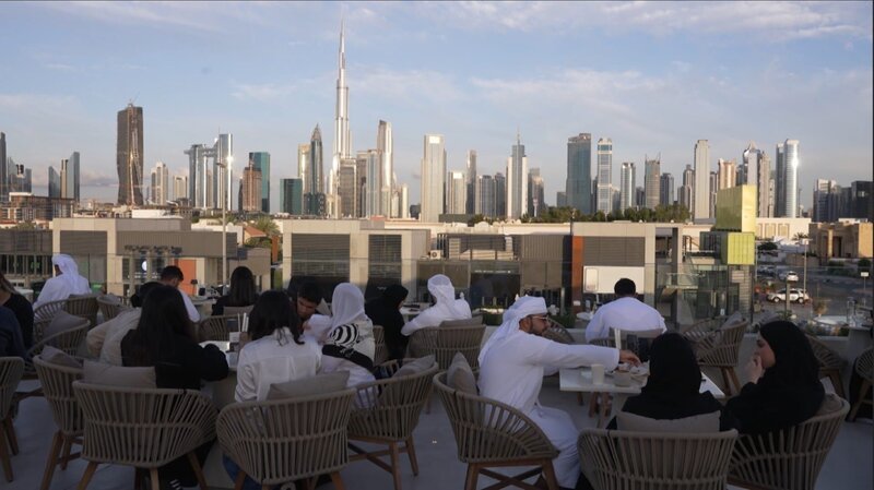 Da einheimische Männer und Frauen in der Öffentlichkeit nicht miteinander sprechen dürfen, schicken heiratswillige Männer in Cafés ihr Profilfoto per AirDrop an die anwesenden Frauen. – Bild: ZDF und Hikari