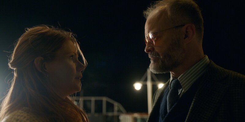 Mordermittler Sven Hjerson (Johan Rheborg, r.) und Fernsehproduzentin Klara Sandberg (Hanna Alström, l.) versuchen an Bord einer Ostseefähre einen Mord aufzuklären, bevor die Fähre ihr Ziel – Mariehamn auf Aland – erreicht. – Bild: ZDF und © B-Reel 2020 Photo: Johan Paulin.