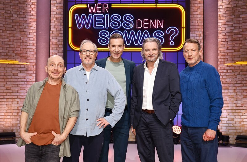 Moderator Kai Pflaume (M.) und seine Rateteam-Kapitäne Bernhard Hoëcker (l.) und Wotan Wilke Möhring (r.) begrüßen in dieser Sendung den Schauspieler, Komiker, Komponist und Musiker Olli Dittrich (2.v.l.) und den Schauspieler und Musiker Stefan Jürgens (2.v.r.). – Bild: ARD/​NDR/​UFA SHOW & FACTUAL/​Morris Mac Matzen