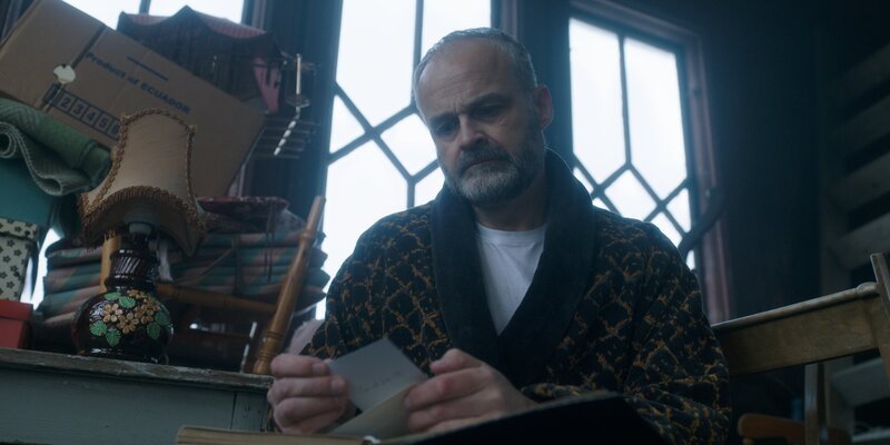 In seiner Heimat Aland findet Mord-Ermittler Sven Hjerson (Johan Rheborg) auf dem Dachboden des Hotels seiner verstorbenen Mutter Fotos aus seiner Kindheit – Fotos, die ihn mit der Frage konfrontieren, wer seine Eltern waren. – Bild: B-Reel /​ Johan Paulin /​ ZDF