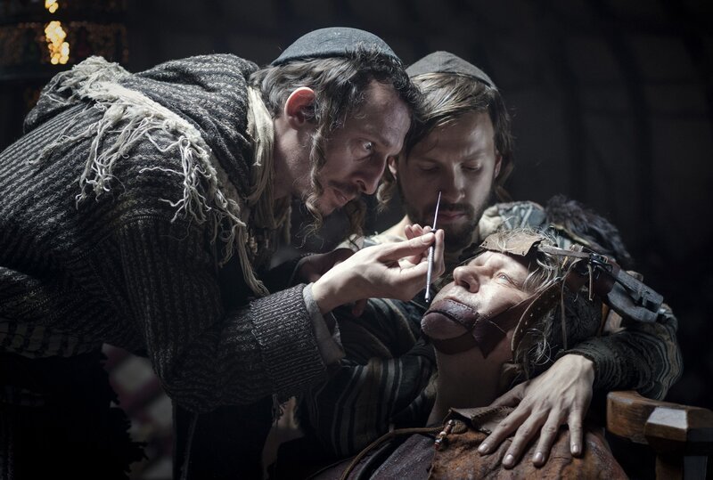 Einsfestival DER MEDICUS (1/​2), „The Physician, Part I“, Deutschland 2013, Regie Philipp Stölzl. Der jüdische Medicus Davout Hossein (Fahri Yardim, li.) und sein Gehilfe führen bei dem erblindeten Bader (Stellan Skarsgård) eine Augenoperation durch. – Bild: ARD Degeto/​UFA Cinema