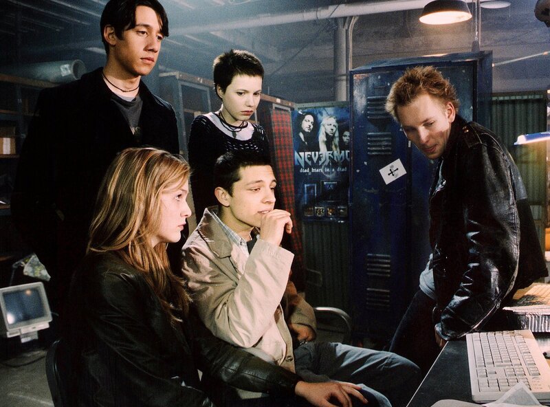 Die Clique ist in Sorge: Per Mail sind anonyme Drohungen eingetroffen. V.li.n.re.: Florian (Patrick Diemel), Hanna (Esther Seibt), Lisa (Anna Brüggemann), Marc (Toni Snetberger) und Tim (Christian Blümel). – Bild: SWR/​Schweigert