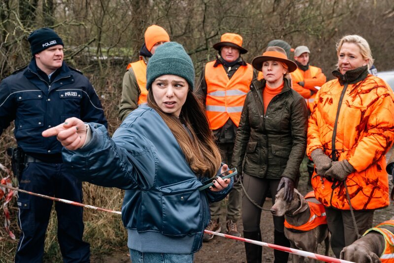 Als Kommissarin Amira Mahdi (Aylin Ravanyar, 3.v.l.) die Gruppe der Treibjäger befragt, kann ihr Wenke Grothuis (Tanja Schleiff, 3.v.r.) Hinweise für das rätselhafte Mordmotiv liefern. Mit welchen Informationen bringt sie die Ermittlungen voran? (Komparsen im Bild) – Bild: ZDF und Martin Rottenkolber.