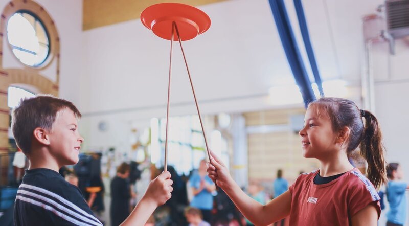 Federleicht – Jonglieren mit Leichtigkeit in Leipzig - Kinder und Jugendliche üben Jonglieren und Akrobatik. – Bild: ZDF und Thilo Schmuelgen Federleicht – Jonglieren mit Leichtigkeit in Leipzig - Kinder und Jugendliche üben Jonglieren und Akrobatik. – Bild: ZDF und Thilo Schmuelgen