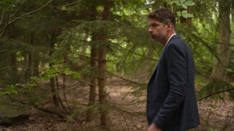 In einem Waldstück bei Sparow macht ein Pilzsammler einen schrecklichen Fund. Sofort machen sich Ermittler Olaf Hildebrandt und seine Kollegen auf den Weg. – Bild: ZDF und Criss Carciun