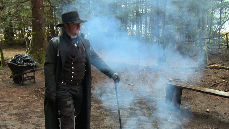 Noah Brown standing next to a fire. – Bild: Discovery Communications
