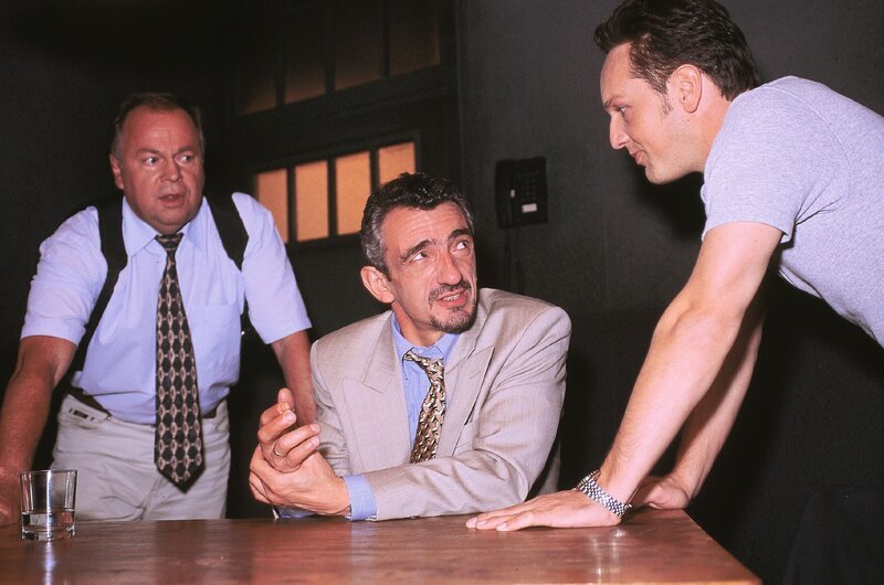 Die Kommissare Kehler (Wolfgang Bathke, li.) und Bongartz (Max Gertsch, re.) vernehmen Pierre (Gilles Gavois), den Ehemann der Ermordeten. Er beteuert seine Unschuld. – Bild: RTLplus