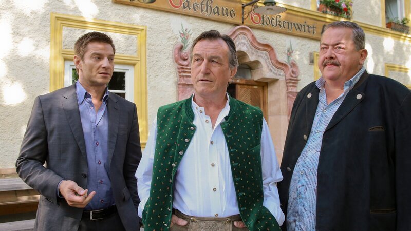 Ludwig Bernreiter (Johann Schuler, M.) wollte verhindern, dass der „Glockenwirt“ abgerissen wird. Die Kommissare Hansen (Igor Jeftic, l.) und Hofer (Joseph Hannesschläger, r.) ermitteln: Hat er den Investor erschlagen? – Bild: ZDF und Christian A. Rieger