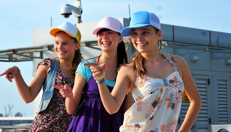 Die Mädchen gehen ihre Tanznummer durch, um in die nächste Runde des Wettbewerbs zu gelangen. v.l.: Emma (Sophie Karbjinski), Jackie (Charlotte Nicdao), Ally (Marny Kennedy) – Bild: NDR/​Southern Star