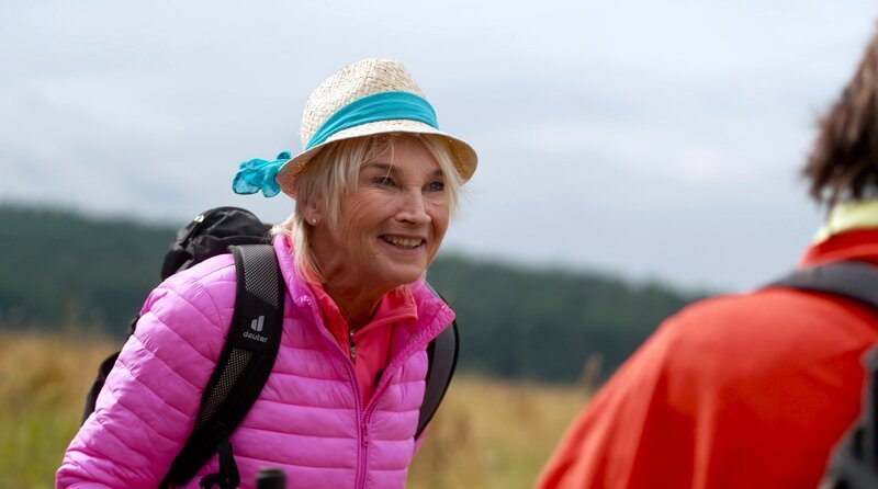 Doris Reichenauer und Petra Binder beim Wandern. – Bild: SWR