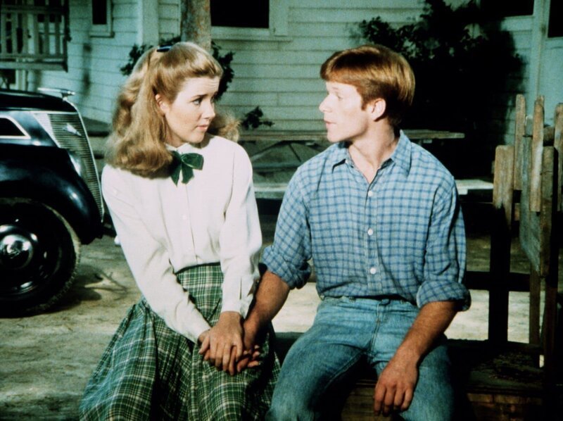 Ben (Eric Scott, r.) hat einen wirklich guten Grund, die „Stallwache“ zu übernehmen, während der Rest der Familie einen Kurzurlaub macht: Darlene (Melody Thomas, l.)! – Bild: Sat.1 Gold