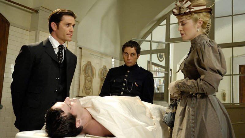 L-R: William Murdoch (Yannick Bisson), George Crabtree (Jonny Harris), Ellen Granger (Amy Rutherford) – Bild: AXN White