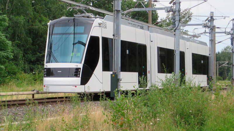 Mit Strom versorgt werden die Khatar-Straßenbahnen nur an den Haltestellen. Die speziell dafür entwickelten Batterien speichern dann den Strom so schnell, dass er bis zur nächsten Haltestelle und darüber hinaus reicht. – Bild: SWR