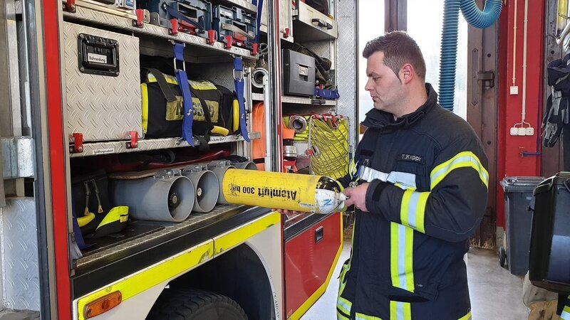 A firefighter prepares equipment. – Bild: DMAX