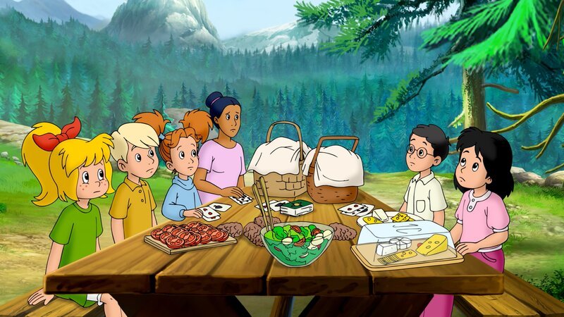 Bibi, ihre Schulfreunde, wie auch Rita staunen über mysteriöse Tannenzapfen an den ungewöhnlichsten Stellen. Von links: Bibi, Linus, Marita, Rita Runge, Moni und Florian – Bild: Kiddinx Studios /​ ZDF