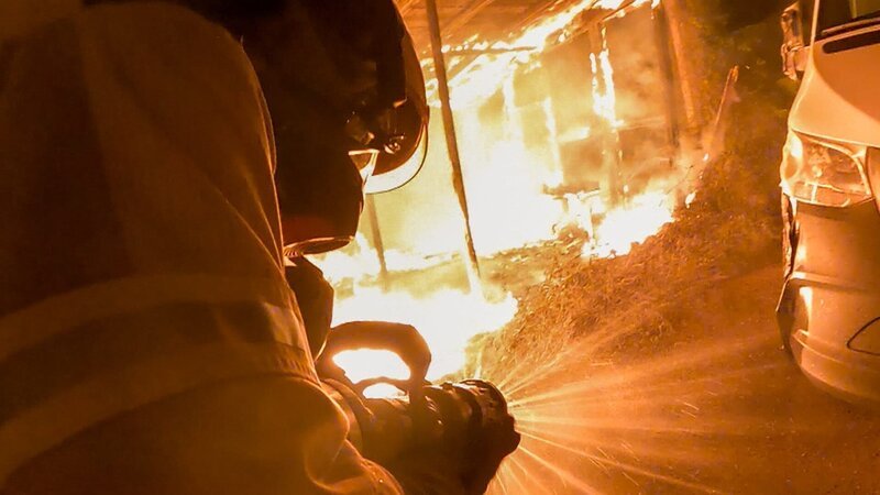 A firefighter from Dresden extinguish a fire. – Bild: DMAX