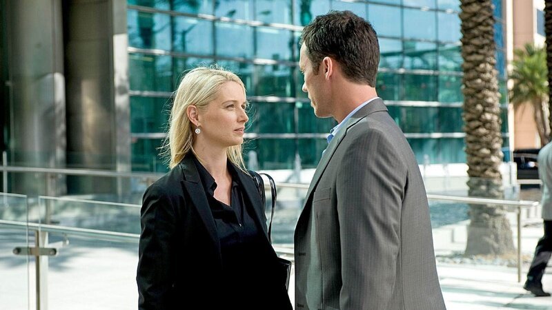 Michael Westen (Jeffrey Donovan) vermutet, dass Shannon (Katherine LaNasa) Staatsgeheimnisse an ausländische Regierungen verkauft und somit für zahlreiche Morde an eigene Spionen verantwortlich ist. – Bild: RTL /​ 20th Century Fox