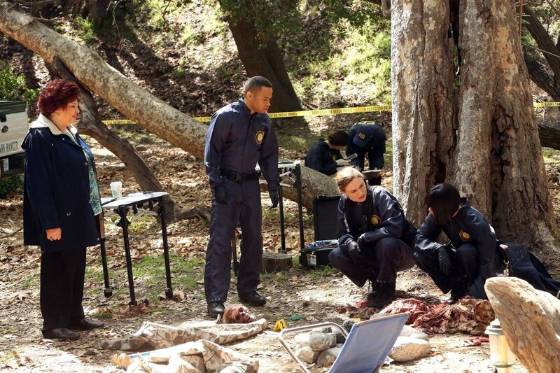 BONES: L-R: The Jeffersonian team, Asst. U.S. Attorney Caroline Julian (guest star Patricia Belcher), Dr. Clark Edison (guest star Eugene Byrd), Brennan (Emily Deschanel) and Cam (Tamara Taylor) investigate the death of the daughter of a wealthy family whose remains were found in a national park in the „The Nail in the Coffin“ episode of BONES. – Bild: Fox Broadcasting Co.